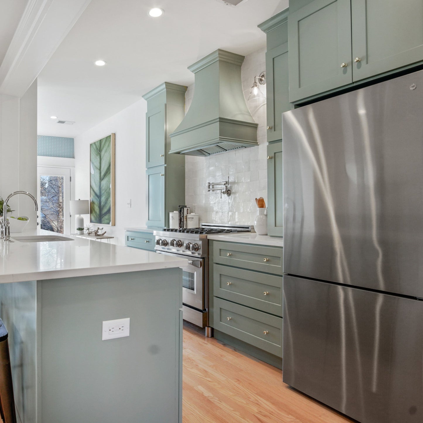 Hoodsly Curved Wood Range Hood Unfinished Wood Range Hood with Curved Front and Classic Trim
