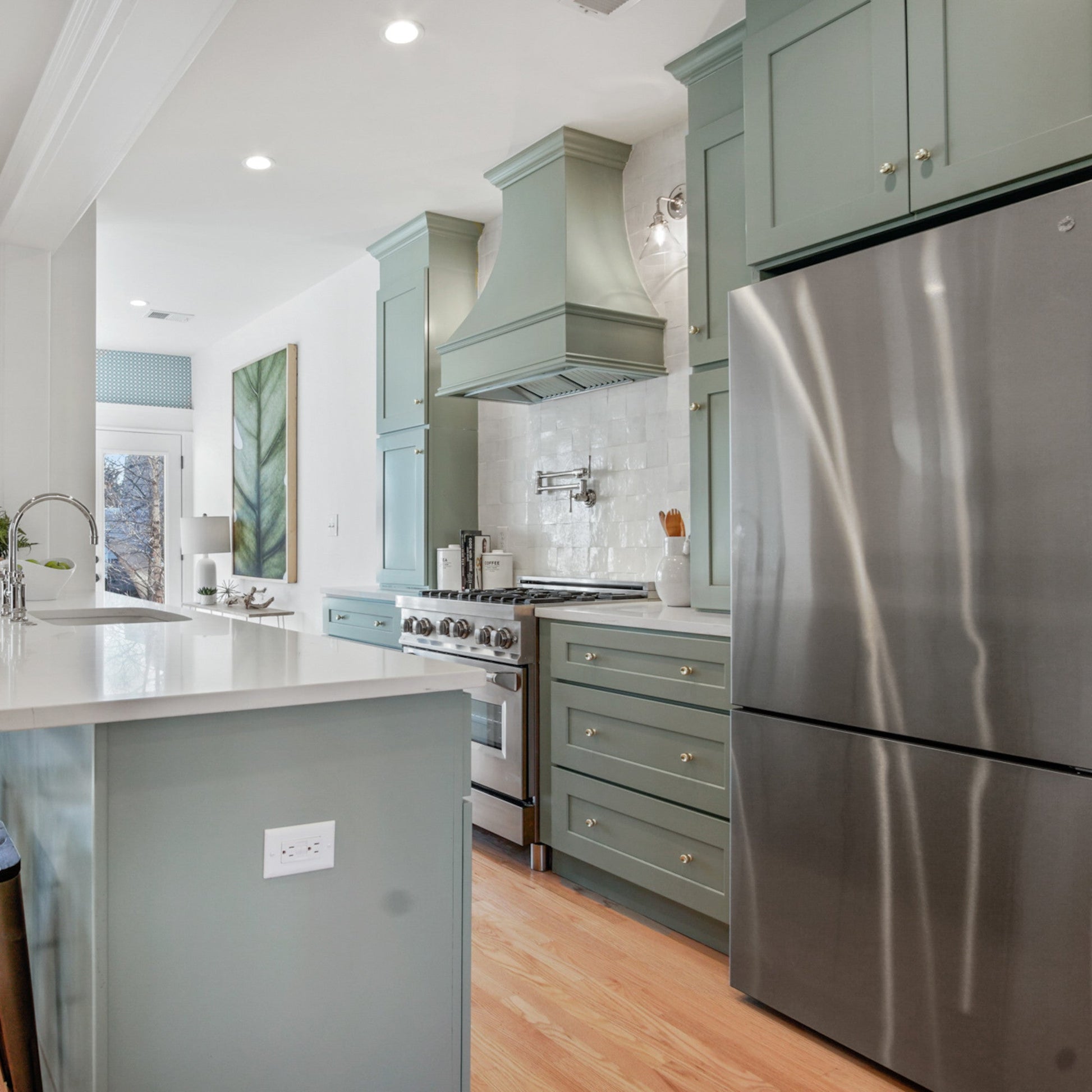 Hoodsly Curved Wood Range Hood Unfinished Wood Range Hood with Curved Front and Classic Trim